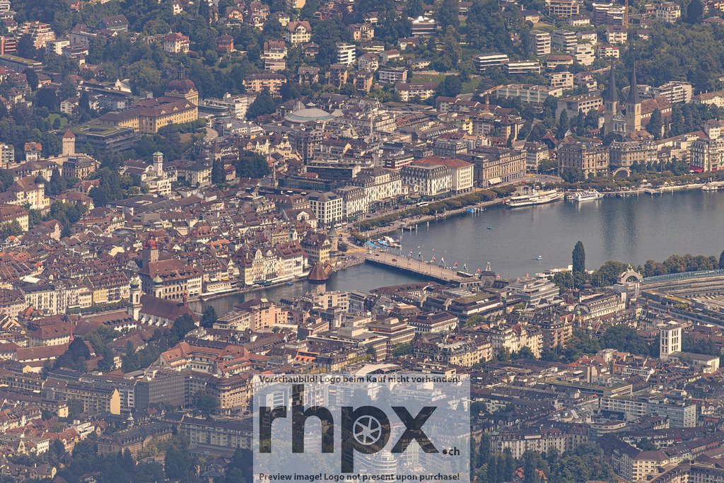 Aussicht auf die Stadt Luzern | Dächer. Fluss. Seeufer.

Ein imposanter Blick aus der Höhe erfasst die gesamte Stadt Luzern, die sich vom Ufer des Vierwaldstättersees bis in die umliegenden grünen Hügel erstreckt. Man erkennt die historischen Bauwerke am Fluss und das lebendige Zentrum der Stadt unter einem klaren Tageslicht.

Wähle unter "Produktauswahl" dein Wunschformat: Vom klassischen Wandbild über Puzzle &amp; Tassen bis zum digitalen Download (z.B. als Handy-Hintergrund). - Realisiert mit Pictrs.com
