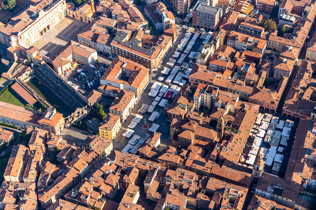 Aerial view: Market on Piazza Martiri in Sassuolo in the state Modena, Italy. – Photo: IMG_134948.jpg taken on 09/20/2022 by Werner Riehm/FLY-FOTO.com – Resolution of the original: 4285 x 2857 px