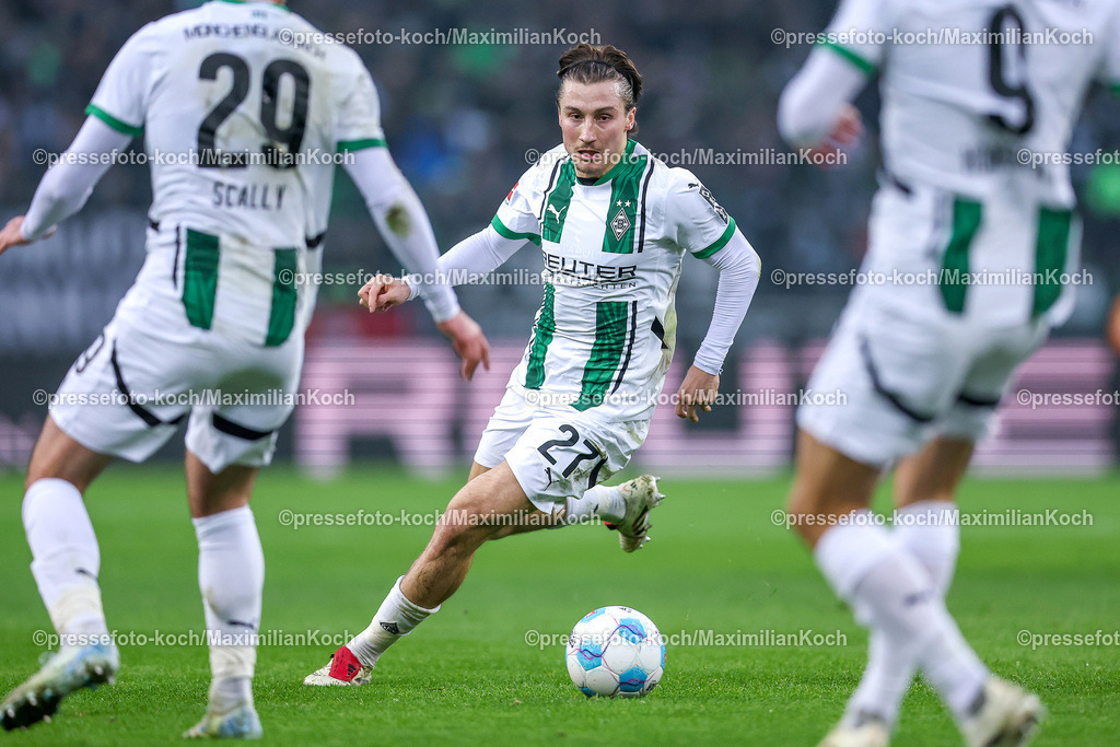BMG14122401027 | 14.12.2024, Fußball, Borussia Mönchengladbach - Holstein Kiel, 1. Fußball Bundesliga, Borussia-Park, Saison 2024 2025: Rocco Reitz (Mönchengl. #27)DFB regulations prohibit any use of photographs as image sequences and or quasi-video.