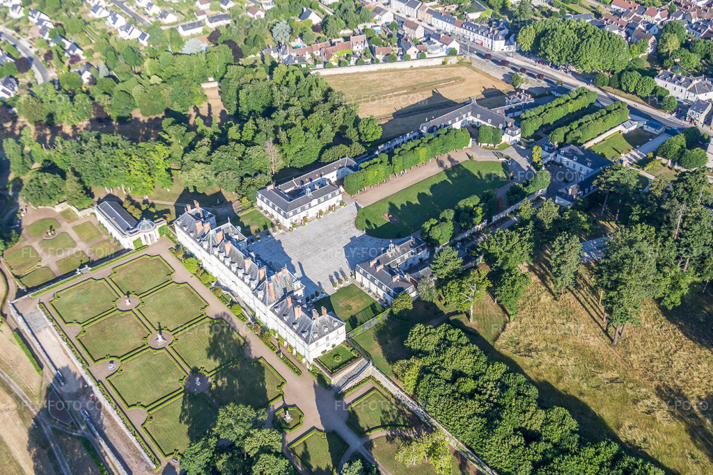 Aerial view: Park of the Château de Menars on the Loire in Menars in the state Loir et Cher, France. – Photo: IMG_082112.jpg taken on 06/20/2015 by Werner Riehm/FLY-FOTO.com – Resolution of the original: 5109 x 3406 px