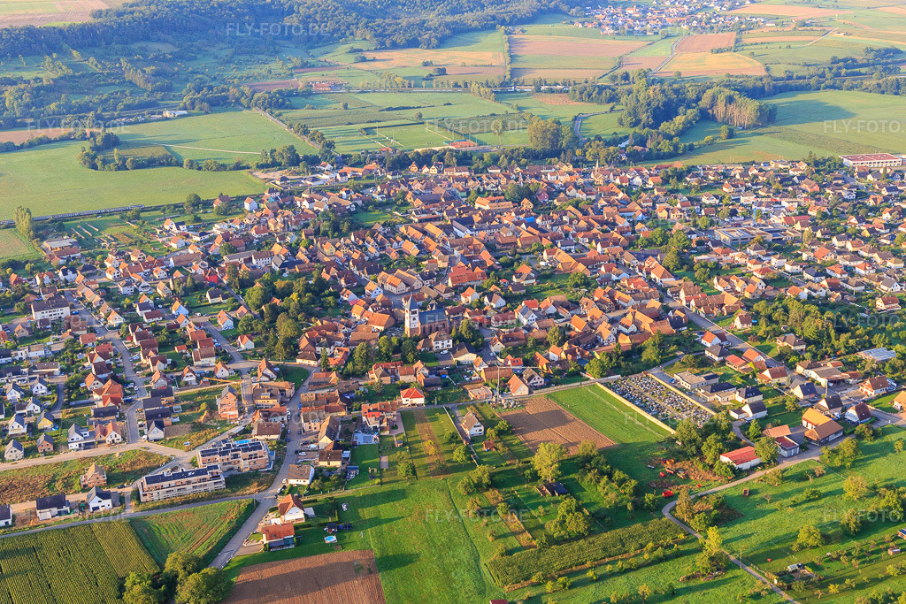 Luftbild: Ortsansicht aus Norden in Schwindratzheim im Bundesland Bas-Rhin in Frankreich. – Foto: IMG_138057.jpg vom 19.08.2023 durch Werner Riehm/FLY-FOTO.de – Auflösung des Originals: 4941 x 3294 px