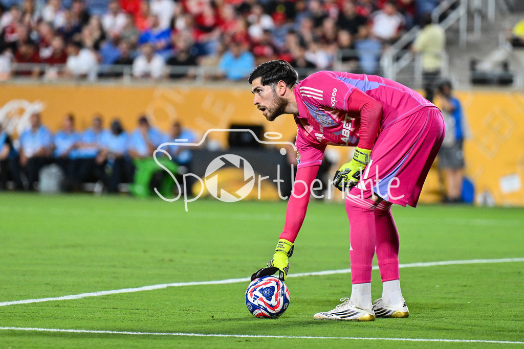 Los Angeles FC - CR Flamengo | am Ball  Agustin ROSSI (Flamengo 1) / Einzelfoto / Freisteller / FIFA Club World Cup: Los Angeles FC - CR Flamengo, Camping World Stadium am 24.06.2025 / NOT FOR SALE IN USA