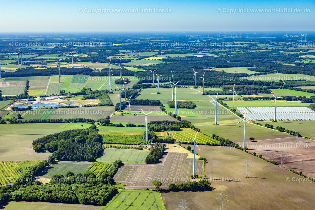 Helmste_Windpark_ELS_8479100623 | BARGSTEDT 10.06.2023 Windenergieanlagen (WEA) auf einem Feld in Bargstedt Ruschenkamp im Bundesland Niedersachsen, Deutschland. // Windenergieanlagen (WEA) auf einem Feld in Bargstedt Ruschenkamp im Bundesland Niedersachsen, Deutschland. Foto: Martin Elsen