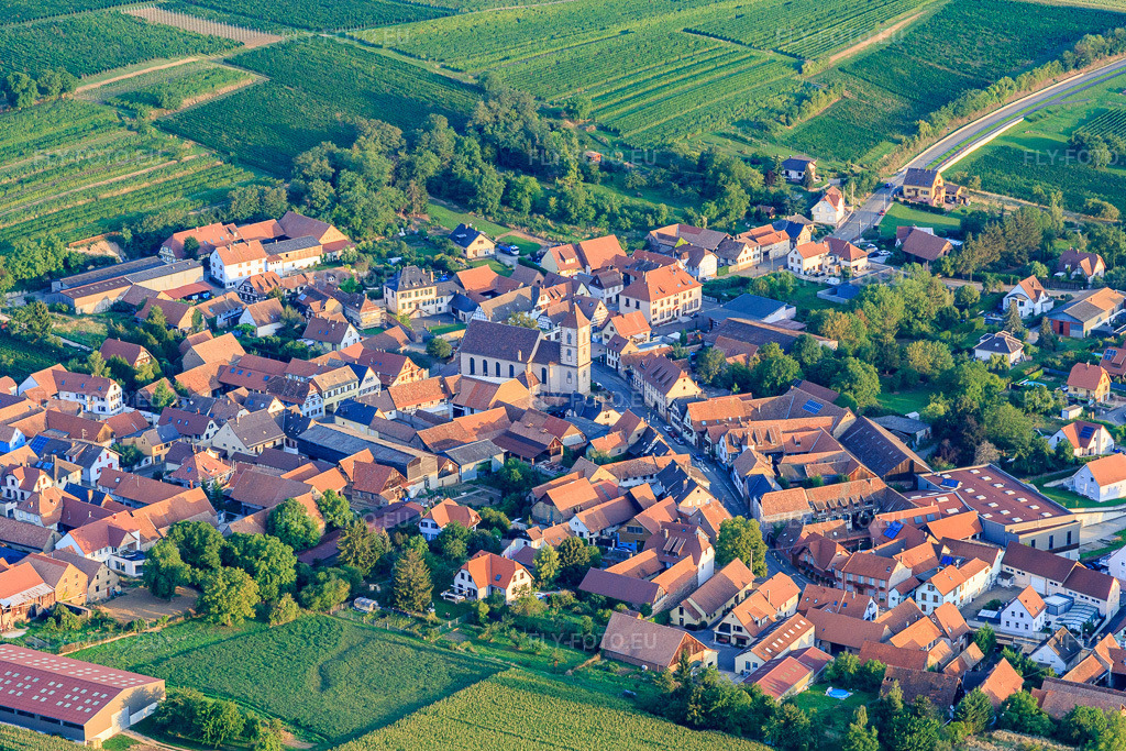 Vue aérienne: Centre du village avec église à Dahlenheim dans le département Bas Rhin, France – .Photo: IMG_138017.jpg prise le 19/08/2023 par Werner Riehm/FLY-FOTO.eu – Résolution de l'original: 5311 x 3541 px