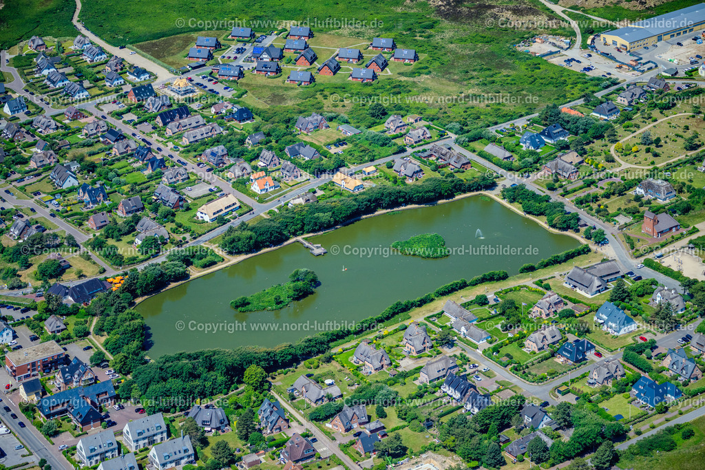 Sylt_Wenningstedt_Dorfteich_Friesenkapelle_ELS_0781210625 | WENNINGSTEDT (SYLT) 21.06.2025 Ortsansicht der Straßen und Häuser der Wohngebiete und dem Dorfteich in Wenningstedt (Sylt) auf der Insel Sylt im Bundesland Schleswig-Holstein, Deutschland. // Town view of the streets and houses of the residential areas and the village pond in Wenningstedt (Sylt) on the island of Sylt in the state Schleswig-Holstein, Germany. Foto: Martin Elsen