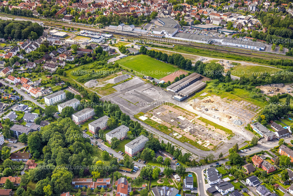 Soest220600279 | Luftbild, Sportplatz TuS-Jahn Soest und Baustelle Teinenkamp, Reihenhochhäuser, Walburger, Soest, Soester Boerde, Nordrhein-Westfalen, Deutschland