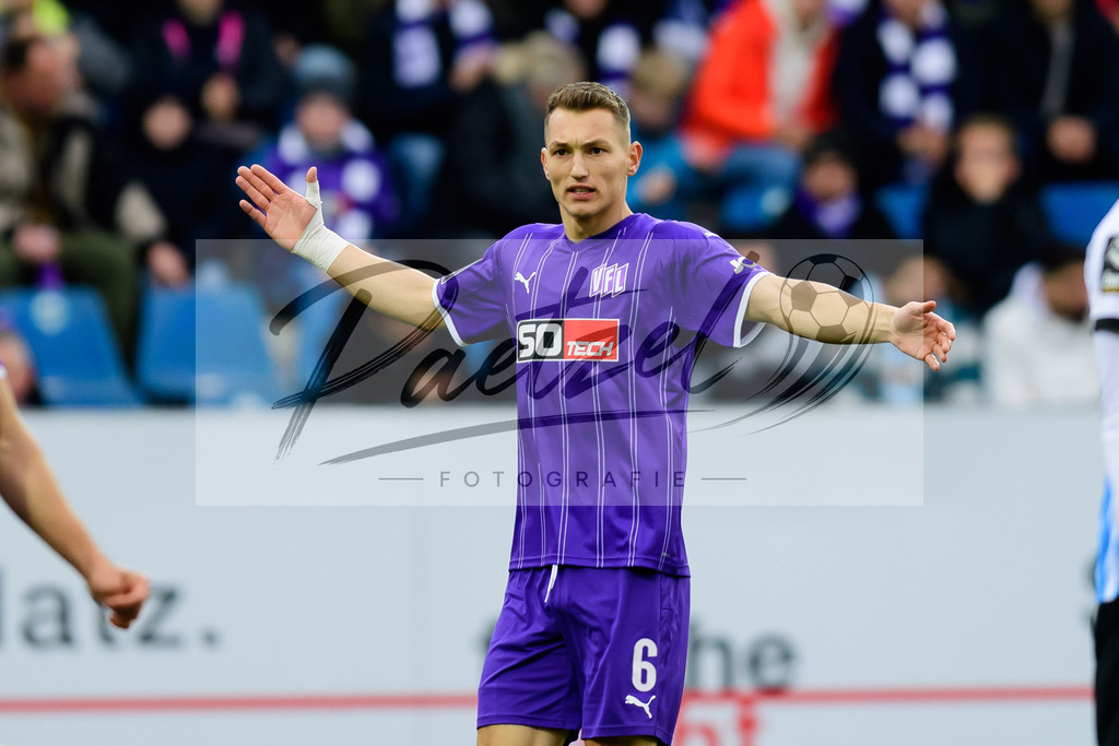 OSNTSV20211106_030 | Fussball, Herren: Sven Koehler (VfL Osnabrueck) gestikuliert, Gestik bei dem Spiel der 3. Liga zwischen VfL Osnabrueck und TSV 1860 Muenchen im Stadion an der Bremer Bruecke am 06.11.2021 in Osnanbrueck, Deutschland.DFB / DFL REGULATIONS PROHIBIT ANY USE OF PHOTOGRAPHS AS IMAGE SEQUENCES AND/OR QUASI-VIDEO. - Realisiert mit Pictrs.com
