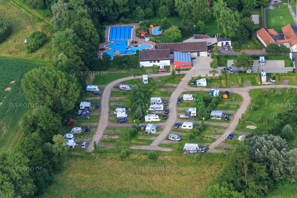 Luftbild: Camping im Klingbachtal, Freibad und Sportplätzen des TSV Fortuna im Ortsteil Ingenheim in Billigheim-Ingenheim im Bundesland Rheinland-Pfalz in Deutschland. Foto: IMG_090211.jpg vom 26.06.2016 durch Werner Riehm/FLY-FOTO.deWWW.CAMPING-KLINGBACHTAL.DE