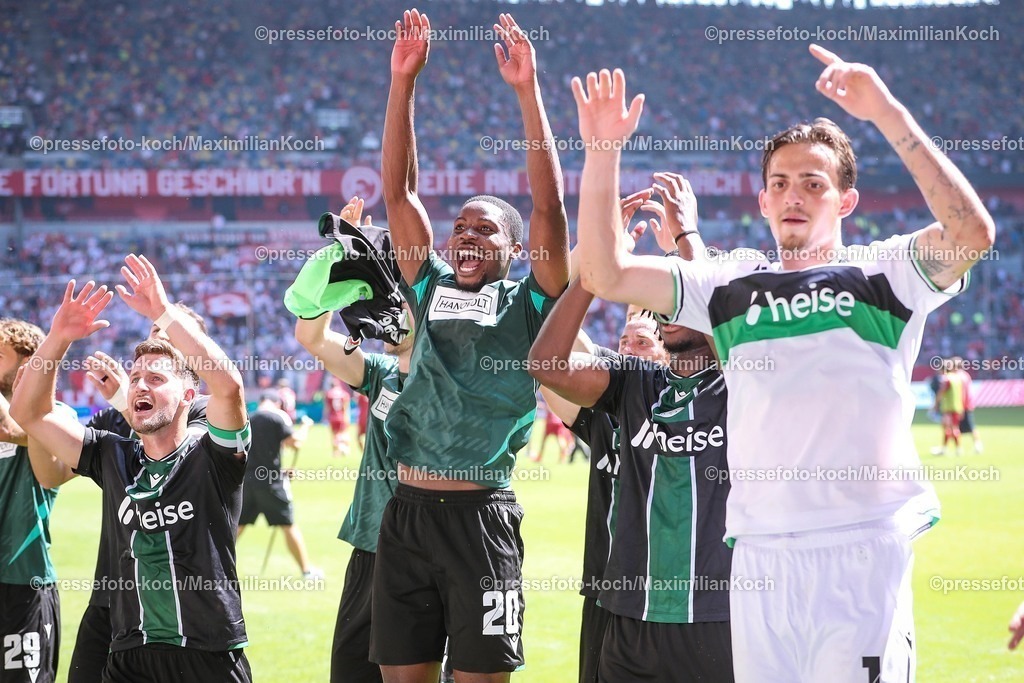 F9509082501170 | 09.08.2025, Fußball, Fortuna Düsseldorf - Hannover 96, 2. Fußball Bundesliga, Merkur Spiel-Arena, Saison 2025 2026: Ime Okon (Hannover96 #20) Torwart Nahuel Noll (Hannover96 #01)  DFB regulations prohibit any use of photographs as image sequences and or quasi-video.