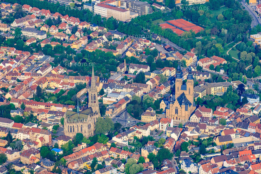 Gedächtniskirche der Protestation und      kathol. Kirche St. Joseph http://www.gedaechtniskirchengemeinde.de/ http://www.kirchen-in-speyer.de/de/wer-menschen-gemeinden-einrichtungen/katholisch/dompfarrei-pax-christi/ | Luftbild: Gedächtniskirche der Protestation und      kathol. Kirche St. Joseph http://www.gedaechtniskirchengemeinde.de/ http://www.kirchen-in-speyer.de/de/wer-menschen-gemeinden-einrichtungen/katholisch/dompfarrei-pax-christi/ in Speyer im Bundesland Rheinland-Pfalz in Deutschland. Foto: IMG_40451.jpg vom 24.04.2011 durch Werner Riehm/FLY-FOTO.de - Realisiert mit Pictrs.com