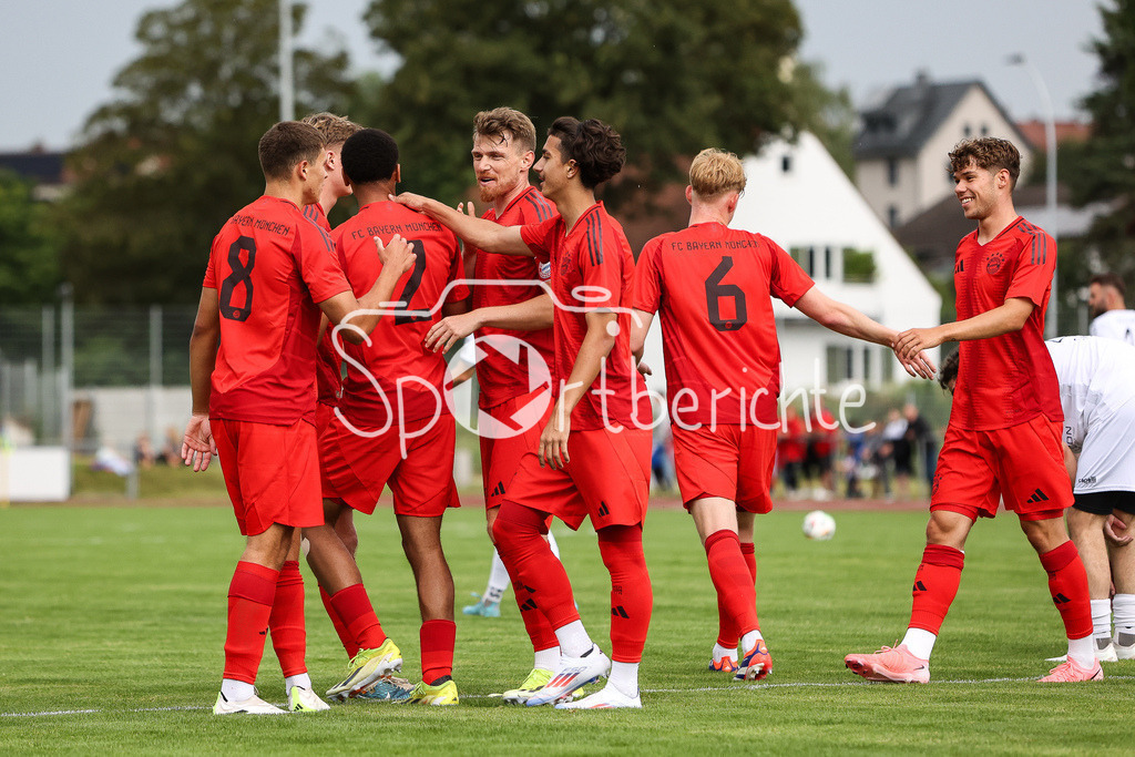 SSV Dillingen - FC Bayern Amateure | Die Bayern jubeln ueber einen Treffer beim Testspielerfolg in Dillingen / Vincent MANUBA (FCB #2)