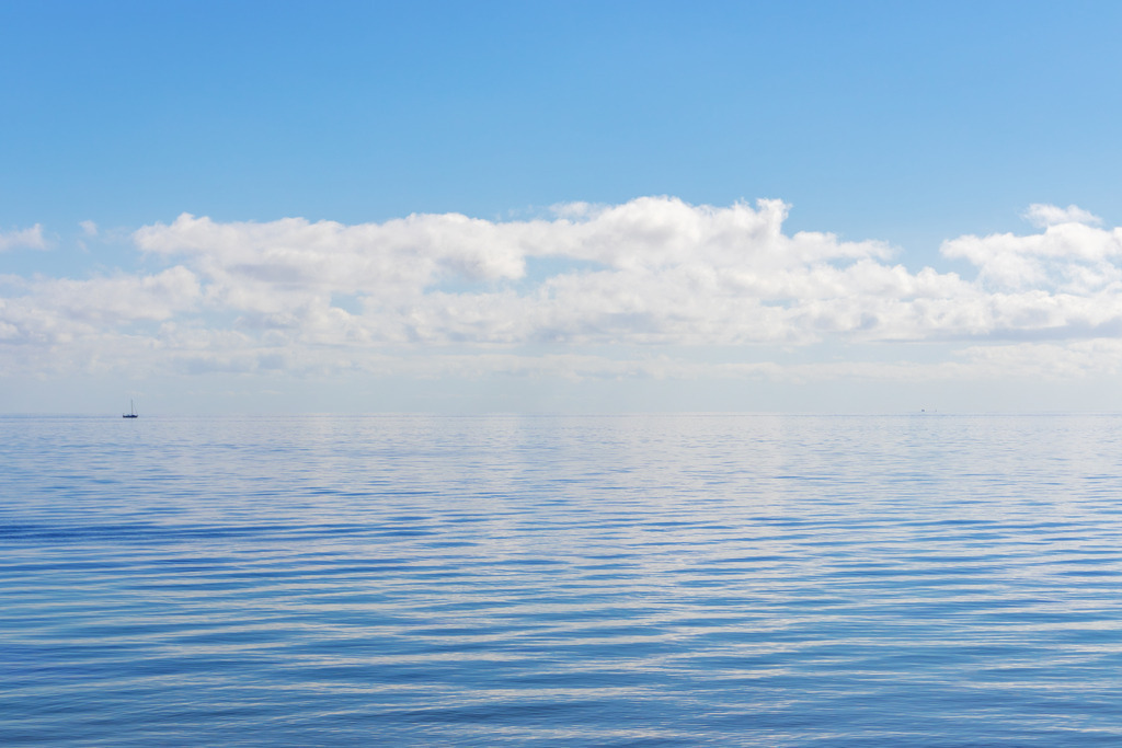 Wandbild: Blick aufs Meer vom Strand in Schönhagen | Dieses beeindruckende Wandbild zeigt die idyllische Ostseeküste in Schönhagen. Das ruhige, blaue Meer im schafft eine harmonische und beruhigende Stimmung, die jeden Raum in eine Oase der Ruhe verwandelt. Das Foto wurde vom Strand in Schönhagen aufgenommen und fängt die natürliche Schönheit dieser bezaubernden Küstenlandschaft perfekt ein.Das Kunstwerk ist in verschiedenen Formaten auf Alu, Leinwand, Acrylglas, FineArt-Papier und als Akustikbild erhältlich, sodass es perfekt in jeden Einrichtungsstil und Raum passt. - Realisiert mit Pictrs.com