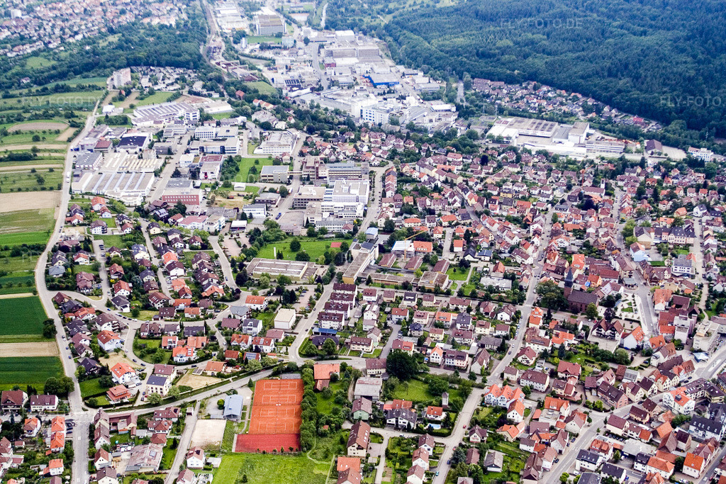 Luftbild: Ortsansicht der Straßen und Häuser der Wohngebiete in Birkenfeld im Bundesland Baden-Württemberg in Deutschland. Foto: IMG_2442.jpg vom 05.06.2006 durch Werner Riehm/FLY-FOTO.de