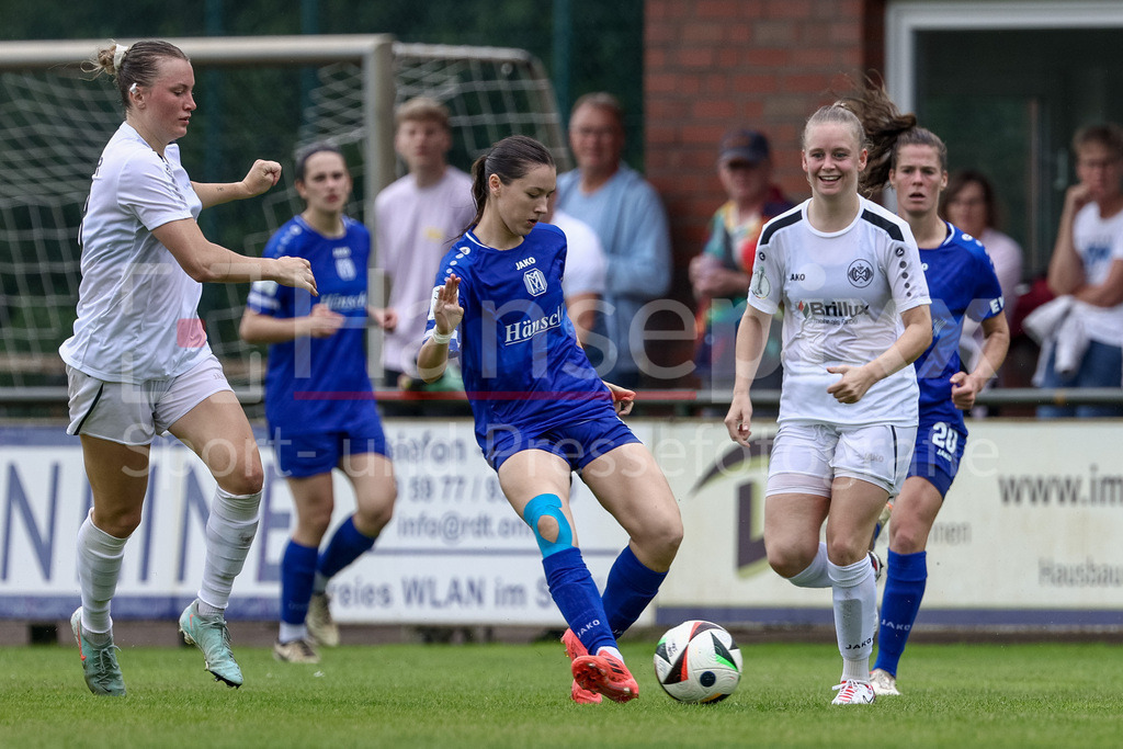 Fussball, Testspiel Frauen, SV Meppen - DJK Wacker Mecklenbeck | Sonja Lux (SV Meppen, 8) am Ball, Einzelbild, Ganzkörper, Aktion, Action, Spielszene