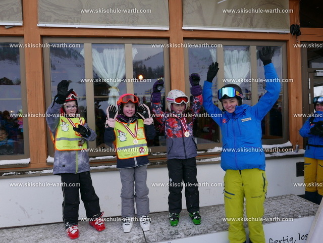 Gruppe Antonia | Photos von der Skischule Warth - Realisiert mit Pictrs.com