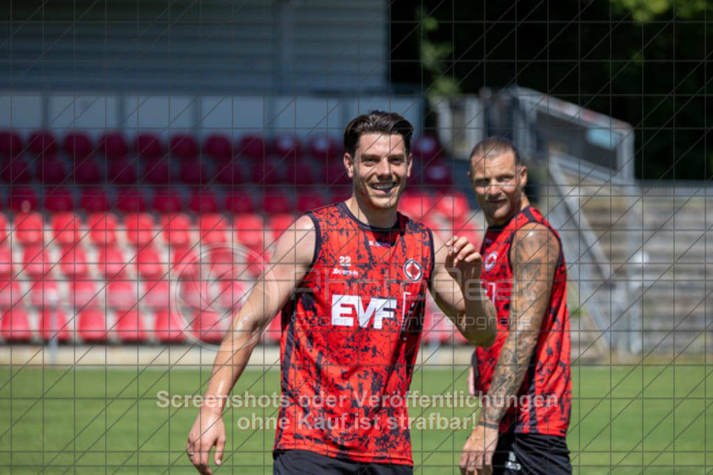 20250629_112620_1894 | #,1.Göppinger SV, Fussball, Oberliga BW - Trainingsauftakt, Saison 2025/2026, Rasensportplatz Stadion SV Göppingen, Hohenstaufenstr. 116, 73033 Göppingen, 29.06.2025 - 10:30 Uhr,Foto: PhotoPeet-Sportfotografie/Peter Harich