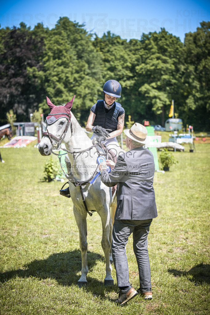 DOS_7684 | Entdecke hochwertige Reitturnierfotos von Foto Oger. Professionell, emotional und authentisch – jetzt Lieblingsmomente im Shop bestellen.Deutschlandweite Turnierfotografie. - Realized with Pictrs.com