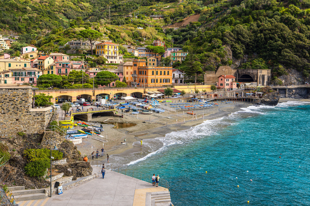 Blick auf Monterosso al Mare an der Mittelmeerküste in Italien | Blick auf Monterosso al Mare an der Mittelmeerküste in Italien.
