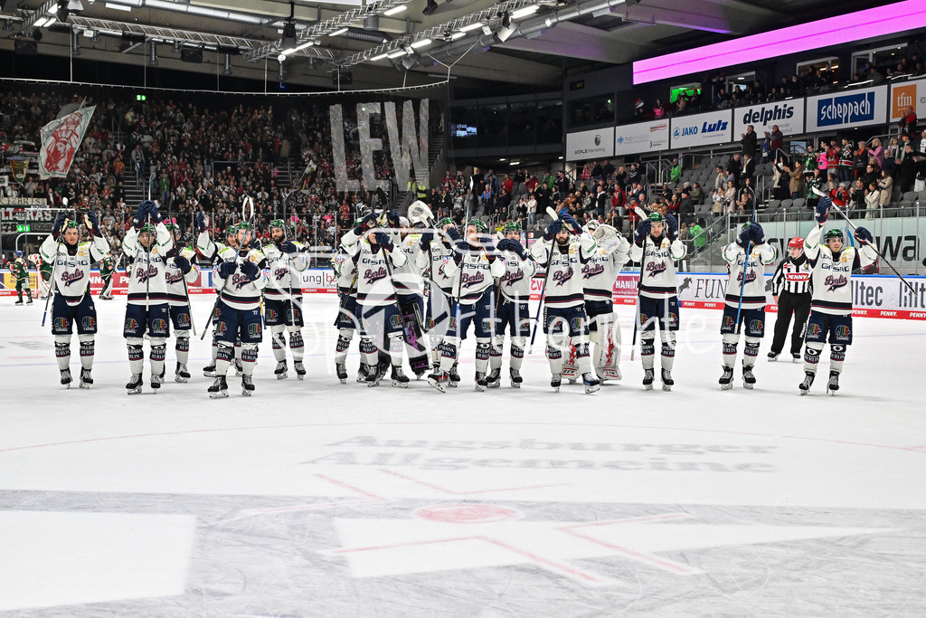 Augsburger Panther - Eisbären Berlin | Die Gäste aus Berlin feiern zusammen mit den Fans den Auswärtssieg in Augsburg / DEL: Augsburger Panther  - Eisäbren Berlin; Curt Frenzel Stadion am 03.10.2025
