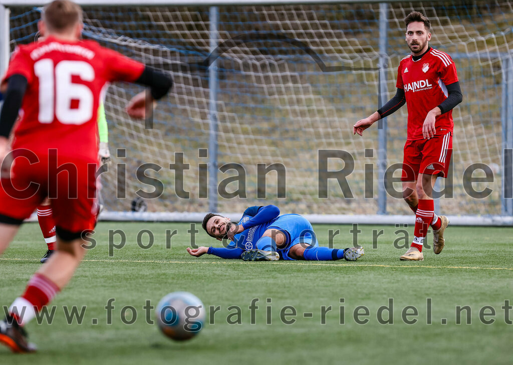 2024-02-24_081_FC_Langengeisling_gegen_FC_Walkertshofen | Erding, Deutschland, 24.02.2024:
Fußball, Bezirksliga Oberbayern Ost 2023 / 2024, Testspiel, FC Langengeisling gegen FC Walkertshofen, Endergebnis: 5:3

Maximilian Hintermaier (FC Langengeisling, #13), Christopher Börner (FC Walkertshofen, #13)

Foto: Christian Riedel / fotografie-riedel.net