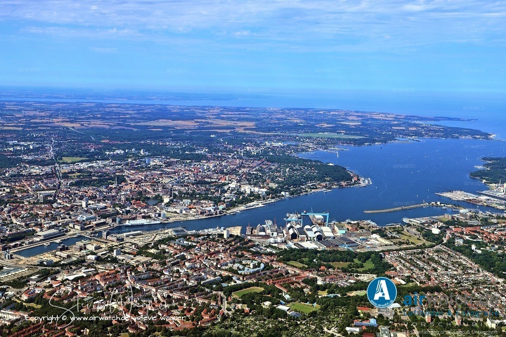 Luftbild Kiel Hafen -  Moderne & Nachhaltigkeit | 20. Jahrhundert bis Heute - Moderne & Nachhaltigkeit: Für das Jahr 2026 setzt der PORT OF KIEL verstärkt auf Dekarbonisierung. Bis zu diesem Jahr sollen fast alle Terminalanlagen mit Landstromanschlüssen ausgestattet sein, um die Emissionen von Kreuzfahrtschiffen im Hafen drastisch zu reduzieren.