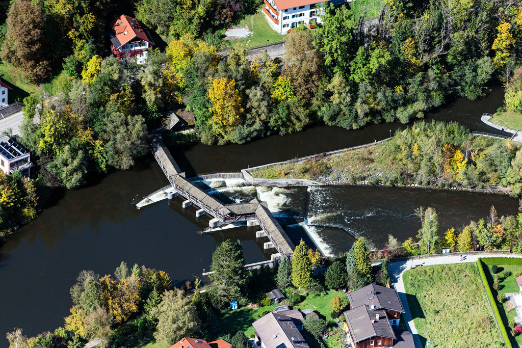 dr__0038781.jpg | WOLFRATSHAUSEN 11.10.2019 Staustufe Kastenmühlwehr am Ufer des Flußverlauf der Loisach in Wolfratshausen im Bundesland Bayern, Deutschland. // Weir on the banks of the flux flow Loisach in Wolfratshausen in the state Bavaria, Germany. Foto: Daniel Reiter