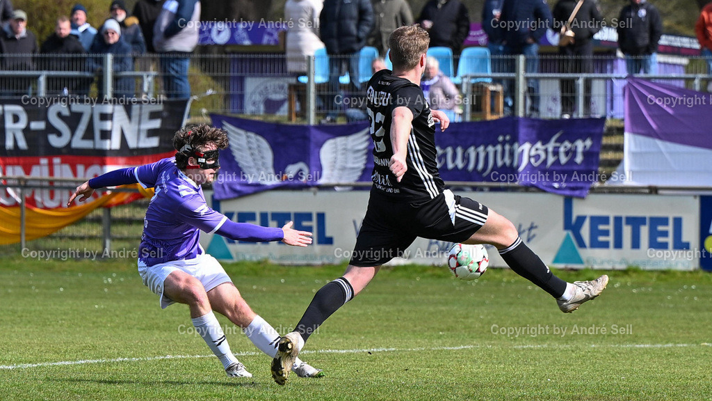 VfR Neumünster (lila) vs SV Preußen 09 Reinfeld (schwarz) | Jan Lippegaus (VfR #3) vs Luca Brügmann (Reinfeld #23) / Fußball-Oberliga Männer 2025/2026 / VfR Neumünster (lila) vs SV Preußen 09 Reinfeld (schwarz) / Grümmi-Arena / Neumünster / 06.04.26 - Realisiert mit Pictrs.com