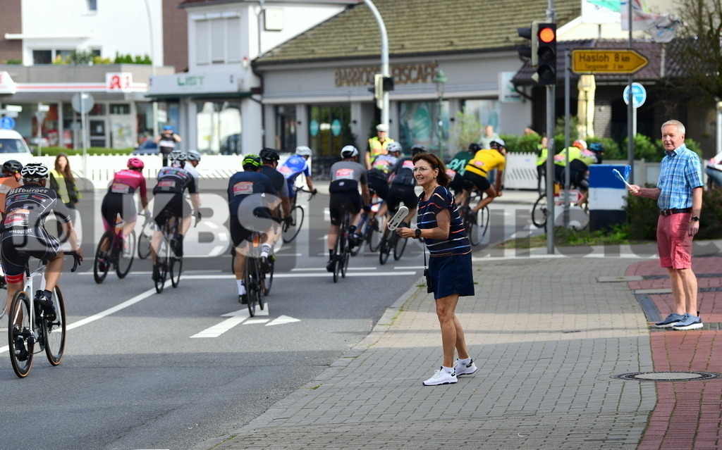 KBS Picture_Cyclassica-Hamburg_200823_006 | bbiegubg Richtung Tangstedt Fans feuern an ,
Bemer Cyclassics Hamburg Radrennen 2023 , 
Durch Hamburg und Schleswig-Holsten ,
UCI-WorldTour-Rennen Profi-Elite Herren ca.200KM , 
Amateurradfahrer Jedermann Rennen 60KM ,
Amateurradfahrer Jedermann Rennen 100KM , - Realisiert mit Pictrs.com