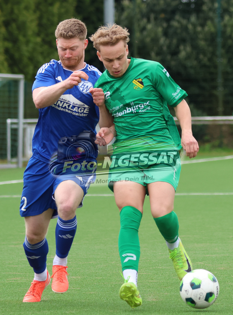 SC Enger - SV Enger-Westerenger | Auf dem Bild zu sehen: grün SC Enger: Alexander Geiger ; blau SV Enger-Westerenger: Kieren Forward SC Enger, SV Enger-Westerenger, Saison 25/26, Kreisliga A, Enger, Deutschland - Realisiert mit Pictrs.com