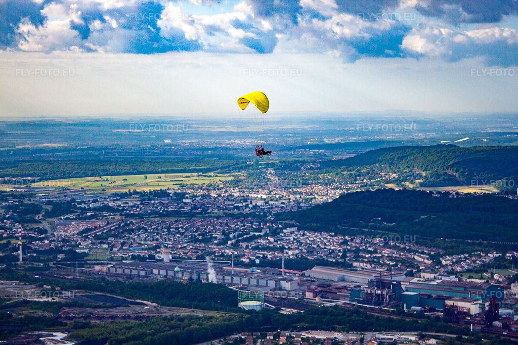 Vue aérienne: Vue de la ville à Hayange dans le département Moselle, France. Photo: IMG_50530.jpg prise le 23/06/2012 par Werner Riehm/FLY-FOTO.euRésolution de l'original: 4752 x 3168 px