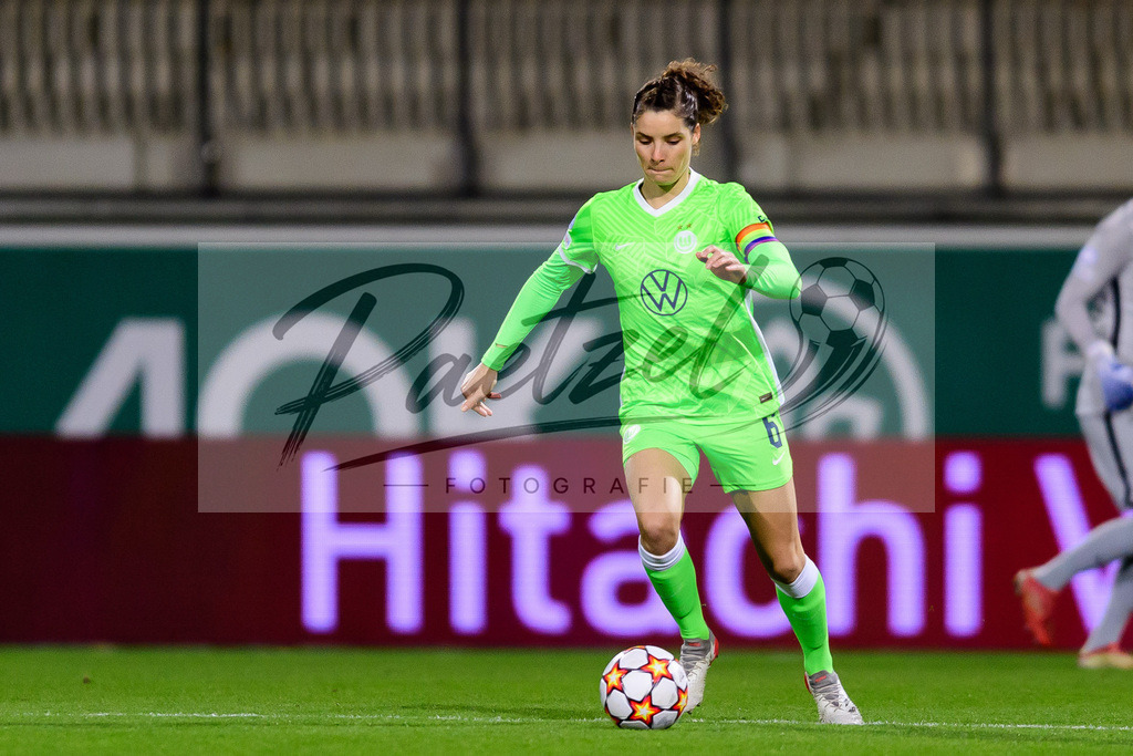WOBJUV20211118_087 | Fussball, Frauen: Dominique Janssen (VfL Wolfsburg) in Aktion, am Ball, Einzelaktion bei dem Spiel der UEFA Women´s Champions League zwischen VfL Wolfsburg und Juventus Turin im AOK-Stadion am 18.11.2021 in Wolfsburg, Deutschland. - Realisiert mit Pictrs.com