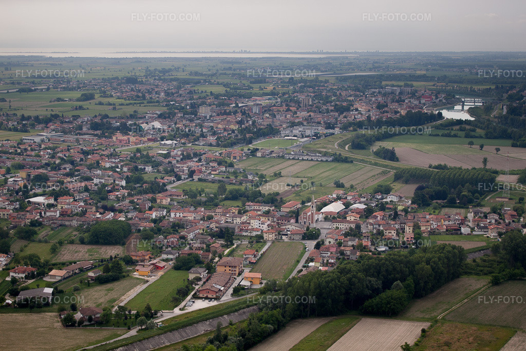 Aerial view: View of the town in San Mauro in the state Veneto, Italy. – Photo: IMG_50230.jpg taken on 06/07/2012 by Werner Riehm/FLY-FOTO.com – Resolution of the original: 4752 x 3168 px