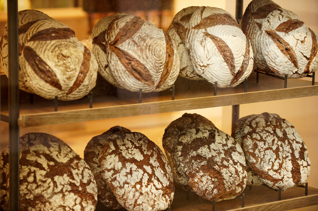 Brotlaibe in einer Auslage der Innenstadt | Wien, Austria - June 20, 2012: Brotlaibe in einer Auslage der Innenstadt. - Realisiert mit Pictrs.com