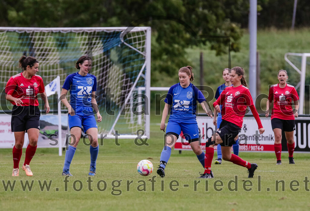 2023-10-07_020_FC_Langengeisling_gegen_MTV_Diessen_Ammersee | Erding, Deutschland, 07.10.2023:
Fußball, Bezirksoberliga 2023 / 2024, 6. Spieltag, FC Langengeisling gegen MTV Diessen/Ammersee, Endergebnis: 0:3

Melanie Schöffmann (FC Langengeisling, #8), Stephanie Karbaumer (FC Langengeisling, #3), Nele Baur (MTV Diessen/Ammersee, #3)

Foto: Christian Riedel / fotografie-riedel.net
