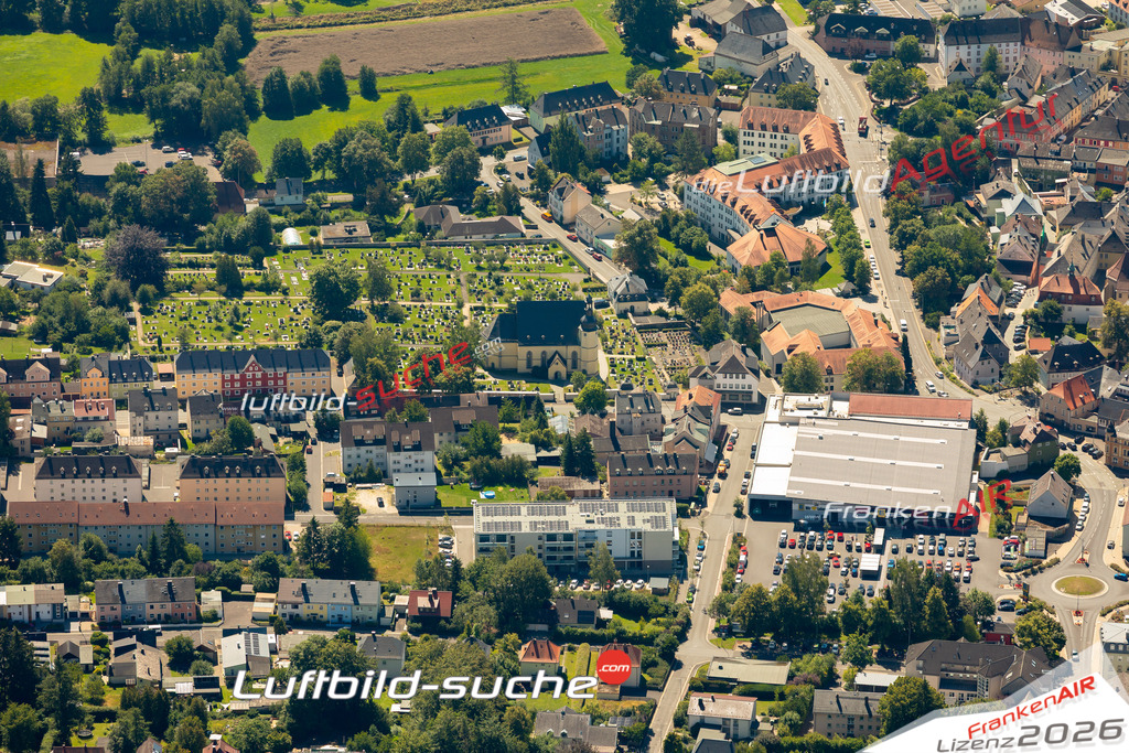 Das Luftbild zeigt : Wiesenmühle Friedhof Wunsiedel - Die Luftaufnahme wurde 2023 vom UL-Flugzeug aus erstellt ( keine Drohne ) - Hochauflösende Luftaufnahme - Für grossformatige Ausdrucke geeignet. Die Geschenkidee !Mit Lizenz und Bildrechte bestellbar