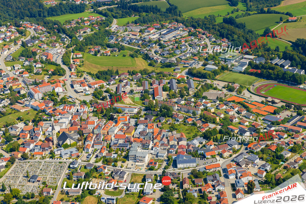 Luftaufnahme der Stadt Hauzenberg - Die Luftaufnahme wurde 2025 vom UL-Flugzeug heraus erstellt ( keine Drohne ) - Hochauflösende Luftaufnahme - für professionelle Ausdrucke geeignet. Die Geschenkidee !Mit Lizenz und Bildrechte bestellbar