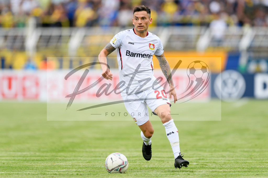LLELEV20210807_160 | Fussball, Herren: Charles Aranguiz (Bayer 04 Leverkusen) in Aktion, am Ball, Einzelaktion beim Spiel der 1. Runde im DFB-Pokal zwischen 1. FC Lokomotive Leipzig und Bayer 04 Leverkusen im Bruno-Plache-Stadion am 07.08.2021 in Leipzig, Deutschland.DFB / DFL REGULATIONS PROHIBIT ANY USE OF PHOTOGRAPHS AS IMAGE SEQUENCES AND/OR QUASI-VIDEO. - Realisiert mit Pictrs.com