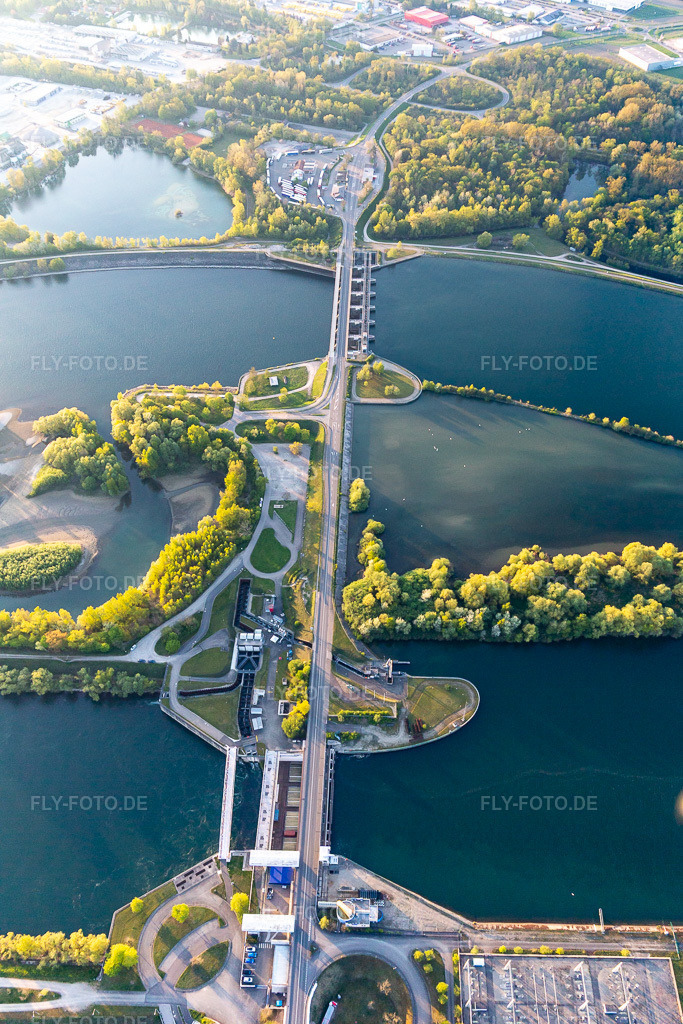 Luftbild: Centrale hydroelectrique EDF de Gambsheim. Rheinschleusse Freistett im Ortsteil Freistett in Rheinau im Bundesland Baden-Württemberg in Deutschland. Foto: IMG_126547.jpg vom 25.04.2021 durch Werner Riehm/FLY-FOTO.de