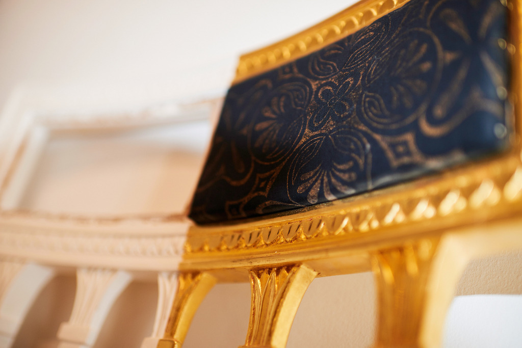 Atelier GoldRichtig | Wien, Austria - July 02, 2018: Atelier GoldRichtig; Detailaufnahme von einem restauriertem vergoldeten Stuhl mit blau gemusterter Sitzlehne. - Realisiert mit Pictrs.com
