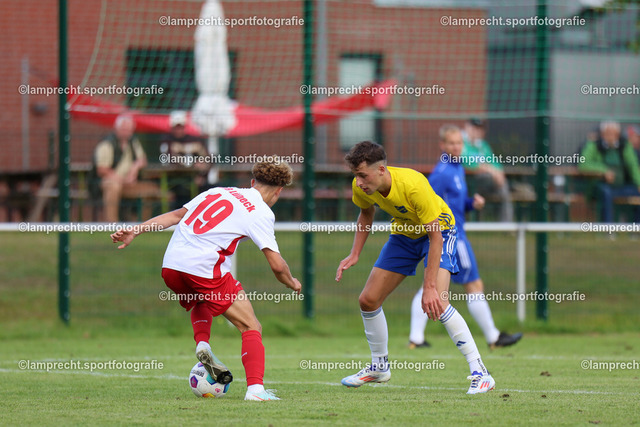 Fußball I Herren I Senioren Landesliga Holstein I 5. Spieltag I SC Rönnau - VfB Lübeck U21 I 23.08.2025.117 | v.l. Collin-Noel Goerke (19, VfB Lübeck U21), Mats Hamann (15, SC Rönnau) - Realisiert mit Pictrs.com