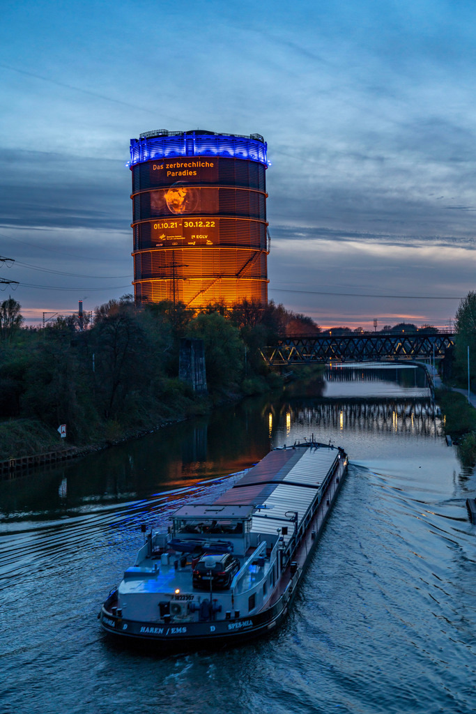 JT-220411 | Neue Mitte Oberhausen, Gasometer Ausstellungshalle, nach der Renovierung, Rhein-Herne-Kanal, abendliche Beleuchtung, Kanalschiff, Ausstellung Das zerbrechliche Paradies, NRW, Deutschland,  - Realisiert mit Pictrs.com