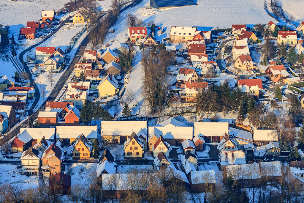Aerial view: Rue de la Hte Vienne in winter with snow in Neewiller-près-Lauterbourg in the state Bas-Rhin, France. – Photo: IMG_36665.jpg taken on 01/05/2011 by Werner Riehm/FLY-FOTO.com – Resolution of the original: 4752 x 3168 px