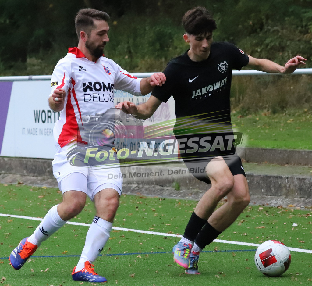 BV 21 Stift-Quernheim - Union Minden | Auf dem Bild zu sehen: schwarz BV 21 Stift-Quernheim: Kristian Warkentin ; weiß Union Minden: Christopher SchwarzerBV 21 Stift-Quernheim, Union Minden, Saison 25/26, Bezirksliga, Stift-Quernheim, Deutschland - Realisiert mit Pictrs.com