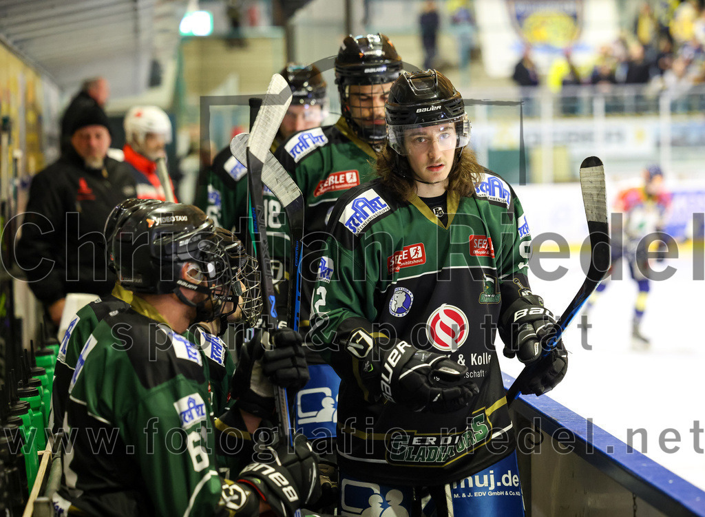 2022-12-09_083_TSV_Erding_gegen_EHC_Waldkraiburg | Erding, Deutschland, 09.12.2022:
Eishockey, Bayernliga 2022 / 2023, 19. Spieltag, TSV Erding gegen EHC Waldkraiburg, Endergebnis: 9:2

Marius von Friderici-Steinmann (Erding Gladiators, #92)

Foto: Christian Riedel / fotografie-riedel.net