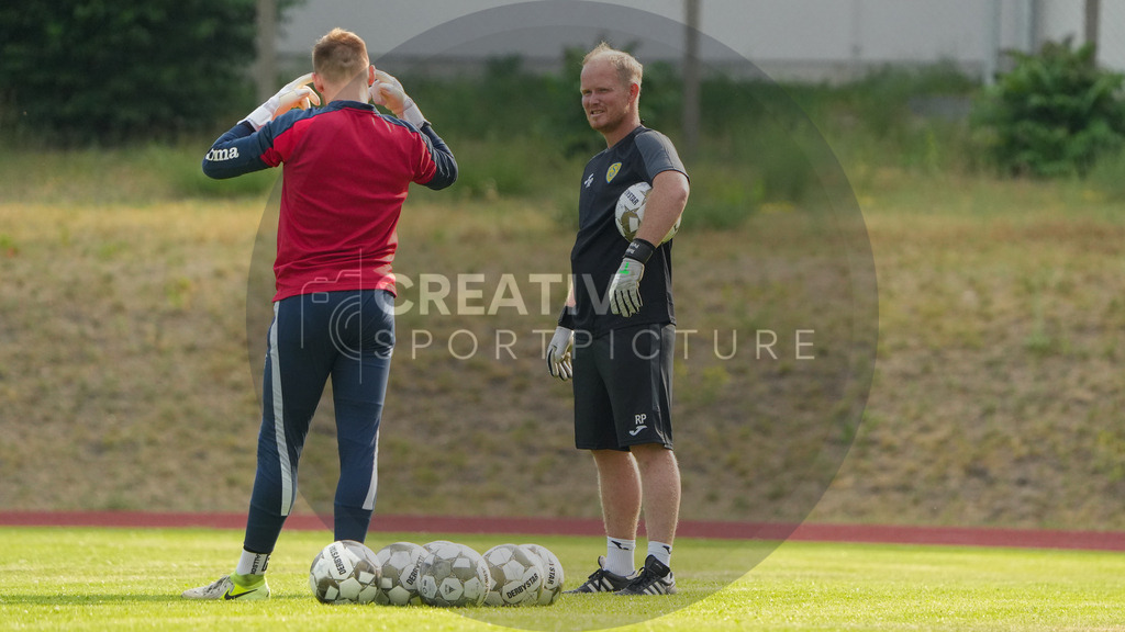 Fußball, Herren, Saison 2025/2026, Regionalliga Nordost, Trainingsauftakt des FSV 63 Luckenwalde am 18.06.2025 im Werner-Seelenbinder-Stadion, | Fußball, Herren, Saison 2025/2026, Regionalliga Nordost, Trainingsauftakt des FSV 63 Luckenwalde am 18.06.2025 im Werner-Seelenbinder-Stadion, Im Bild: Florian Palmowski (l.) und Torwarttrainer Robert Petereit (r.) - Realisiert mit Pictrs.com