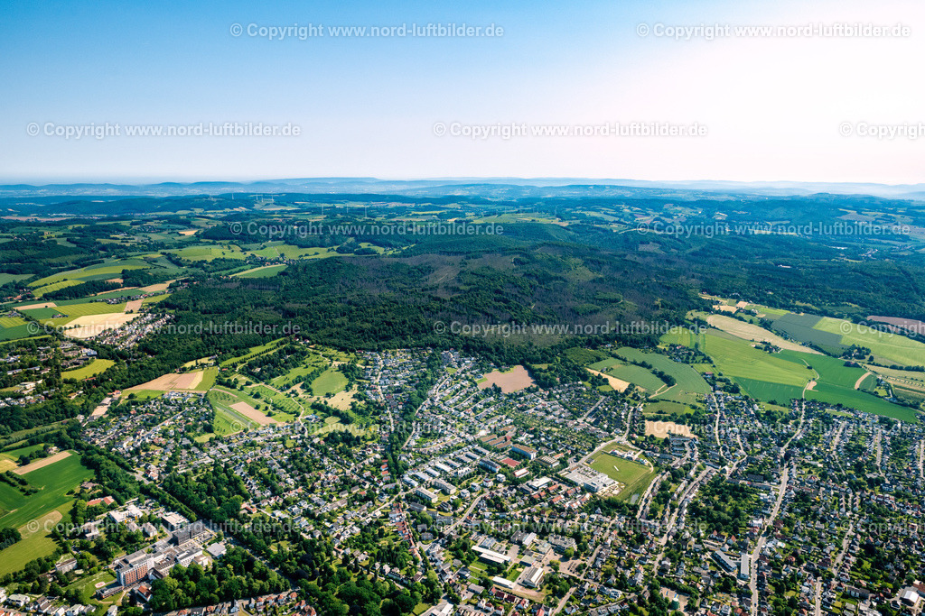 Lemgo_ELS_4534050623 | LEMGO 05.06.2023 Wohngebiete am Waldrand von Forstgebieten " Stadtwald - Forst " an der Gräferstraße in Lemgo im Bundesland Nordrhein-Westfalen, Deutschland. // Residential areas on the edge of forest areas " Stadtwald - Forst " on street Graeferstrasse in Lemgo in the state North Rhine-Westphalia, Germany. Foto: Martin Elsen