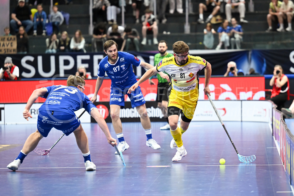 Zug United - HC Rychenberg - 25. April 2026 | Tim Aeschimann (#81 HC Rychenberg Winterthur) lässt Albin Sjögren (#22 Zug United) hinter sich und hat Justus Kainulainen (#73 Zug United) vor sich am L-UPL Superfinal-Spiel zwischen Zug United und HC Rychenberg am 25. April 2026 in der BCF Arena, Fribourg, Schweiz.Bild: Sportfotografie Markus Aeschimann | www.markus-aeschimann.ch - Realisiert mit Pictrs.com