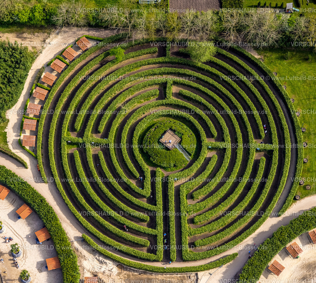 Kevelaer240402842SpielparadiesIrrland-2 | Luftbild, Spielparadies Freizeitpark Irrland, Bereich Irrland Süd, kreisförmiger Irrgarten und Bambus-Labyrinth, Grünanlage, Twisteden, Kevelaer, Niederrhein, Nordrheon-Westfalen, Deutschland
