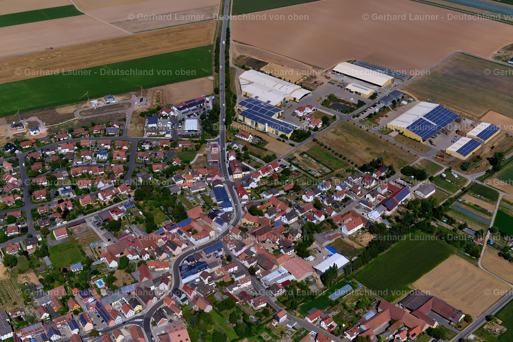 3650216 | UNTERPLEICHFELD 31.08.2016 Stadtgebiet mit Außenbezirken und Innenstadtbereich am Rand von landwirtschaftlichen Feldern und Ackerflächen in Unterpleichfeld im Bundesland Bayern, Deutschland // Urban area with outskirts and inner city area on the edge of agricultural fields and arable land in Unterpleichfeld in the state Bavaria, Germany Foto: Gerhard Launer