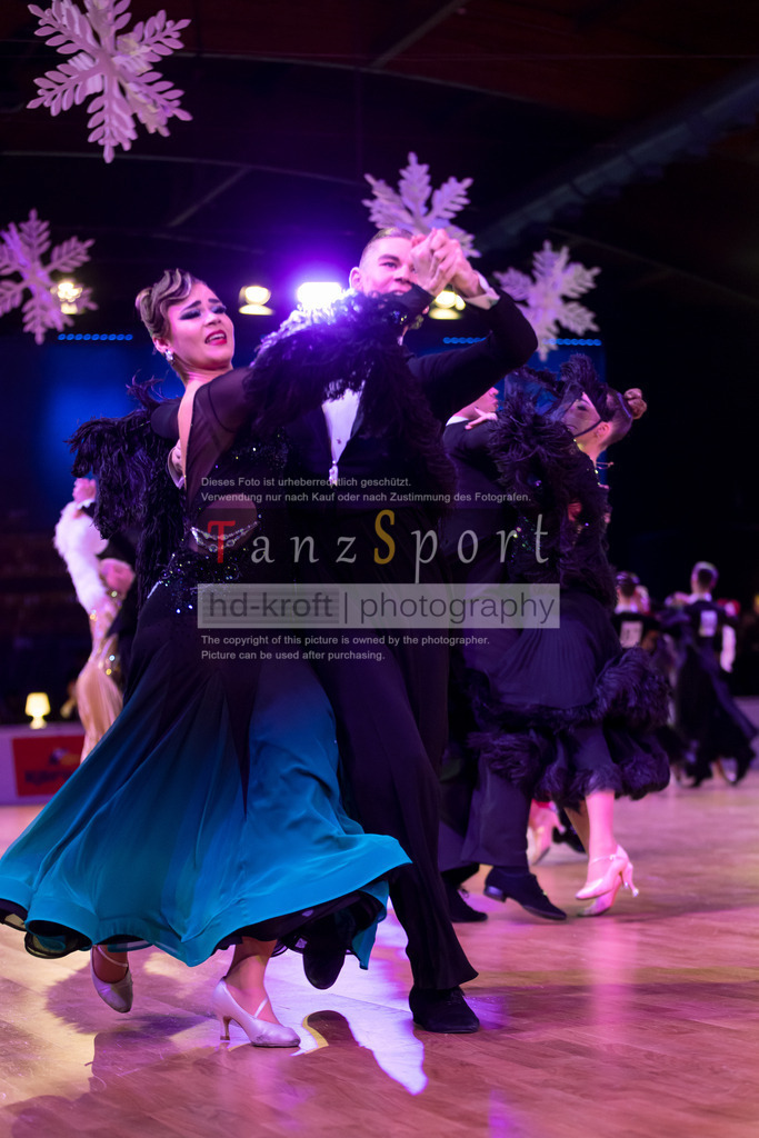 20241215_WDSF_Int_Open_Std-Riga-9007 | Tanzsportbilder, Standardtanz, Lateintanz, WDSF, DTV, LTVB, dancecomp, goc, hessen tanzt, blaues band der spree, walzer, tango, wiener walzer, slowfox, quickstepp, samba, rumba, cha-cha-cha, paso doble. jive, hd-kroft photography, turniertanzsport